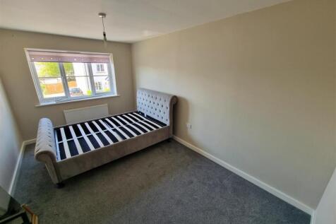 Bed 2.jpg