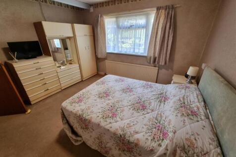 Bed 1.jpg