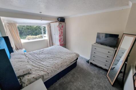 Bed 1.jpg
