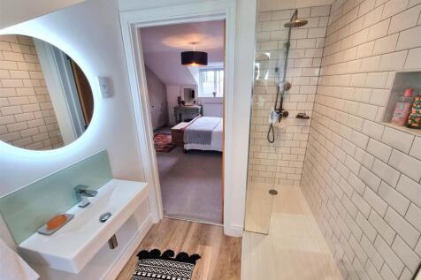 Ensuite 1.jpg