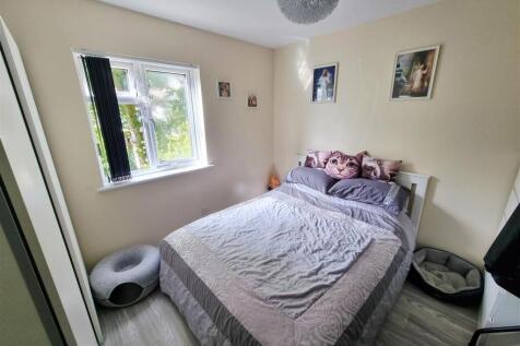 Bed 2.jpg