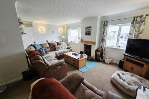 LIVING ROOM.jpg