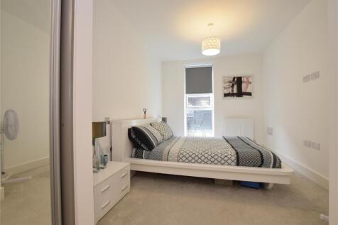 Bedroom reverse angl