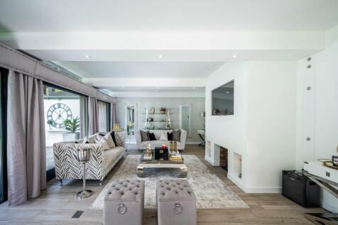 Living Room / Dining