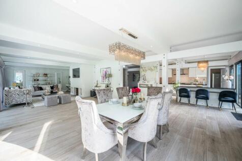 Living Room / Dining