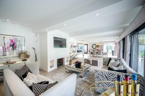 Living Room / Dining