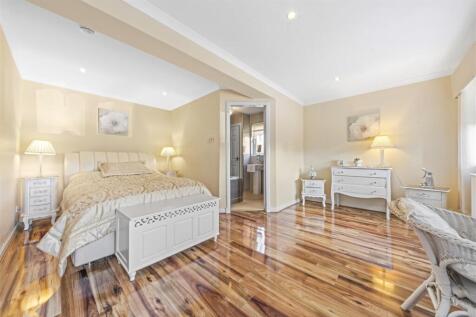 Bedroom 1 (3).JPG