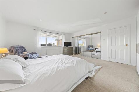Bedroom 2 (2).JPG