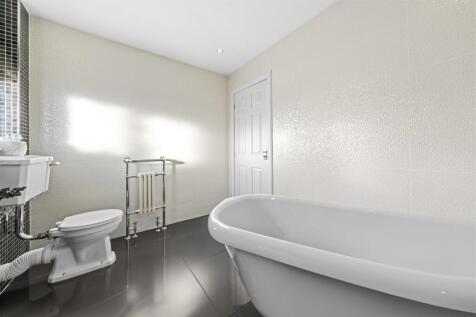 Bathroom (1).jpg