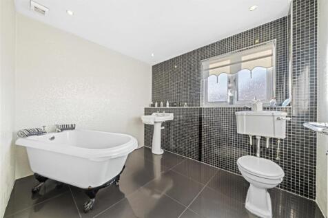 Bathroom (2).jpg