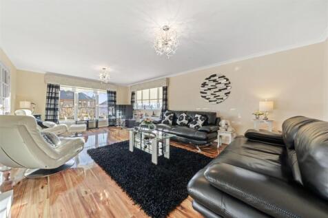 Living Room (2).jpg