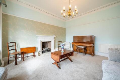 Living Room (1).jpg