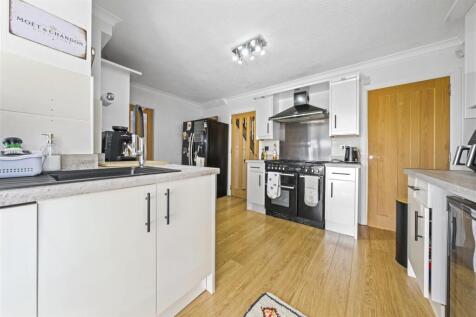 Kitchen 2.JPG