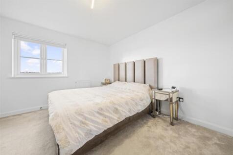 Principle Bedroom (2).JPG