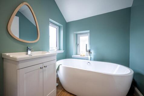 Bathroom (1).jpg