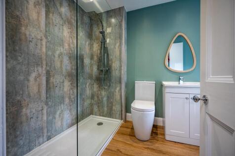 Bathroom (2).jpg