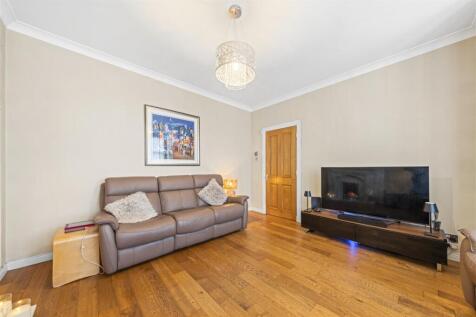 Living Room (4).JPG