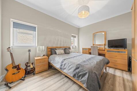 Bedroom 1 (1).JPG