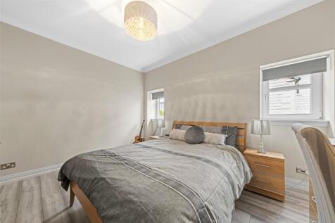 Bedroom 1 (2).JPG