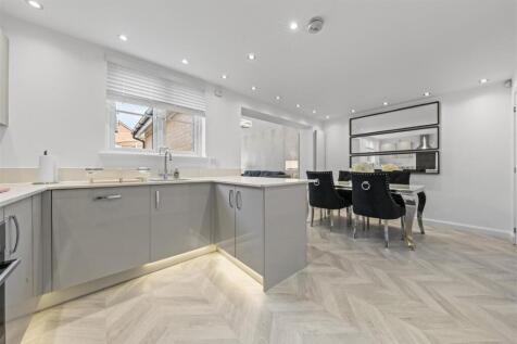 Kitchen2.jpg