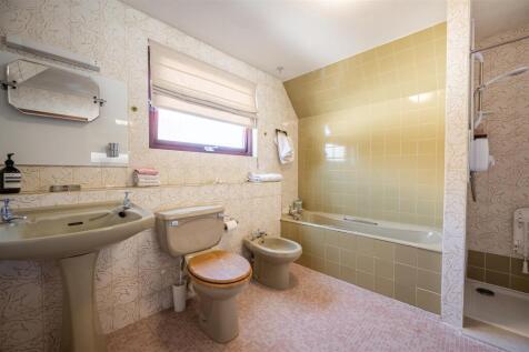 Bathroom.jpg