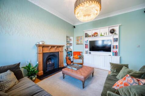 Living Room (1).jpg