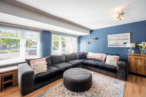 Living Room (3).jpg