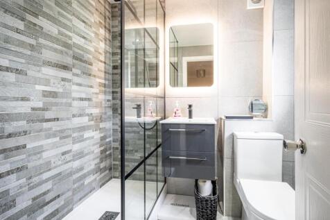 Bathroom (2).jpg