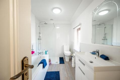 Bathroom (2).jpg
