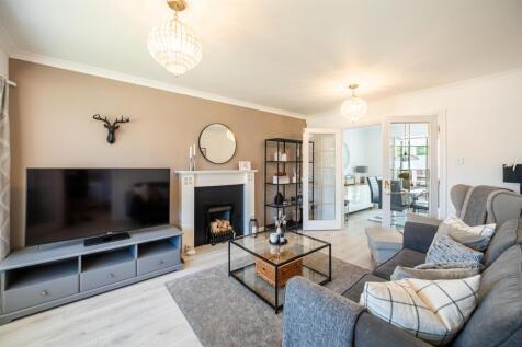 Living Room (2).jpg