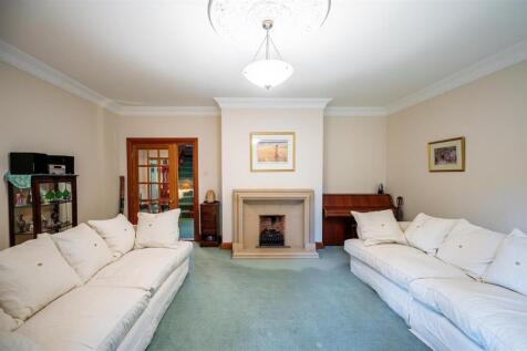 Living Room (4).jpg