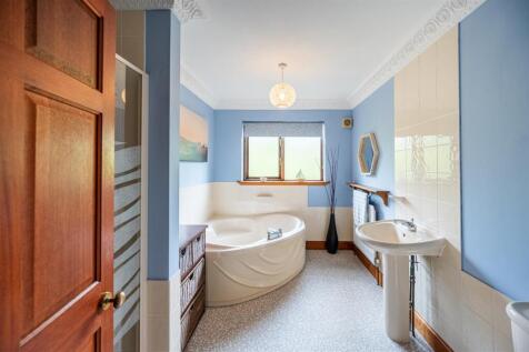 Family bathroom (3).jpg