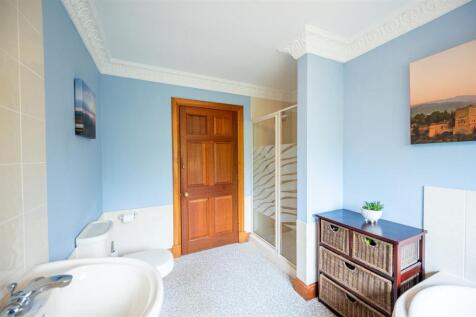 Family bathroom (1).jpg