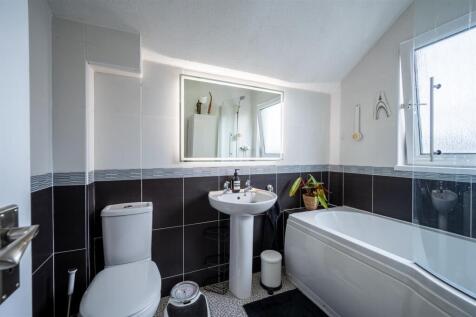 Bathroom (2).jpg