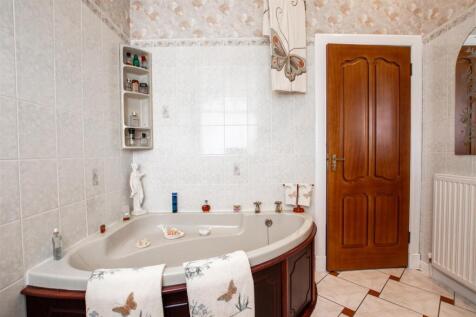 main.bathroom.jpg