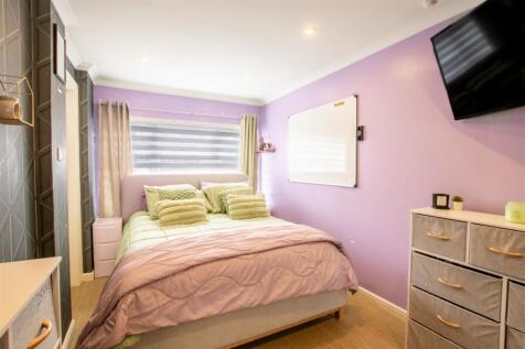 bedroom.downstairs-1.jpg