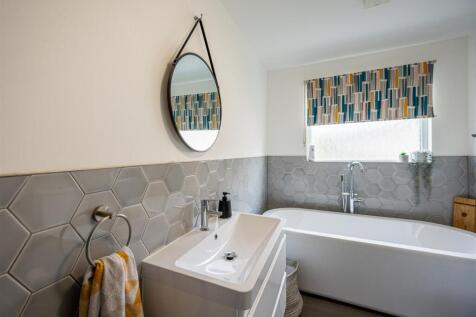 Bathroom (1).jpg