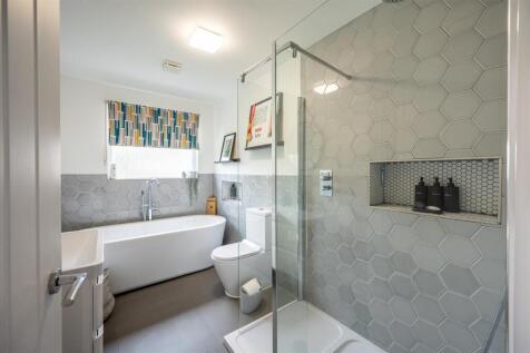 Bathroom (2).jpg