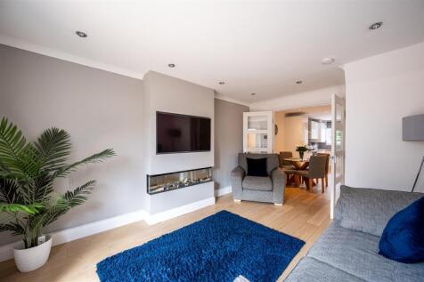 Living Room (3).jpg