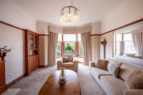 Living Room (3).jpg