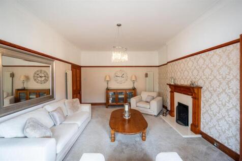 Living Room (1).jpg