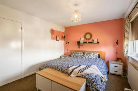 bedroom.one.jpg