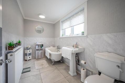 Bathroom (2).jpg
