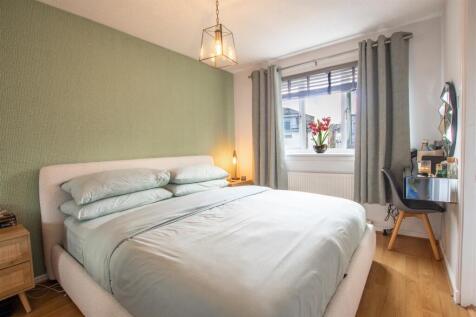 bedroom.one.jpg