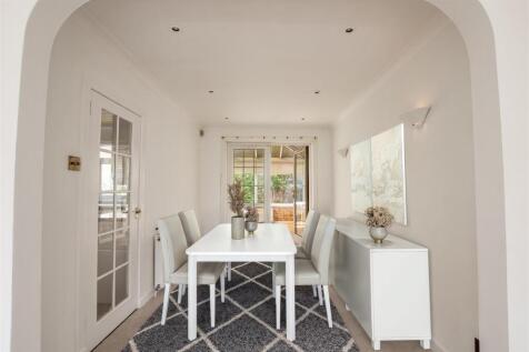 Property_4F60_dining_11-09-25_14_15.jpeg