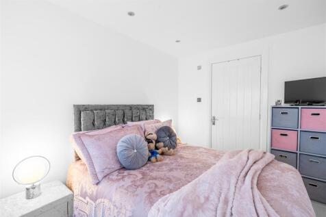 Downstairs bedroom-.jpg