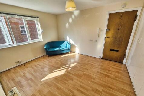 Living Room / Bed...