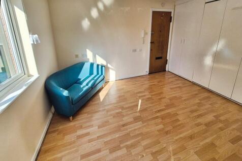 Living Room / Bed...