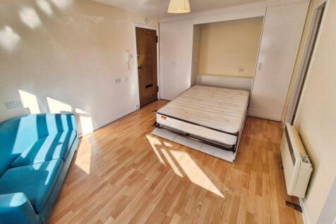 Living Room / Bed...