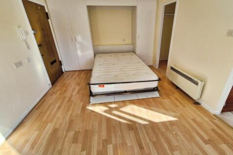 Living Room / Bed...